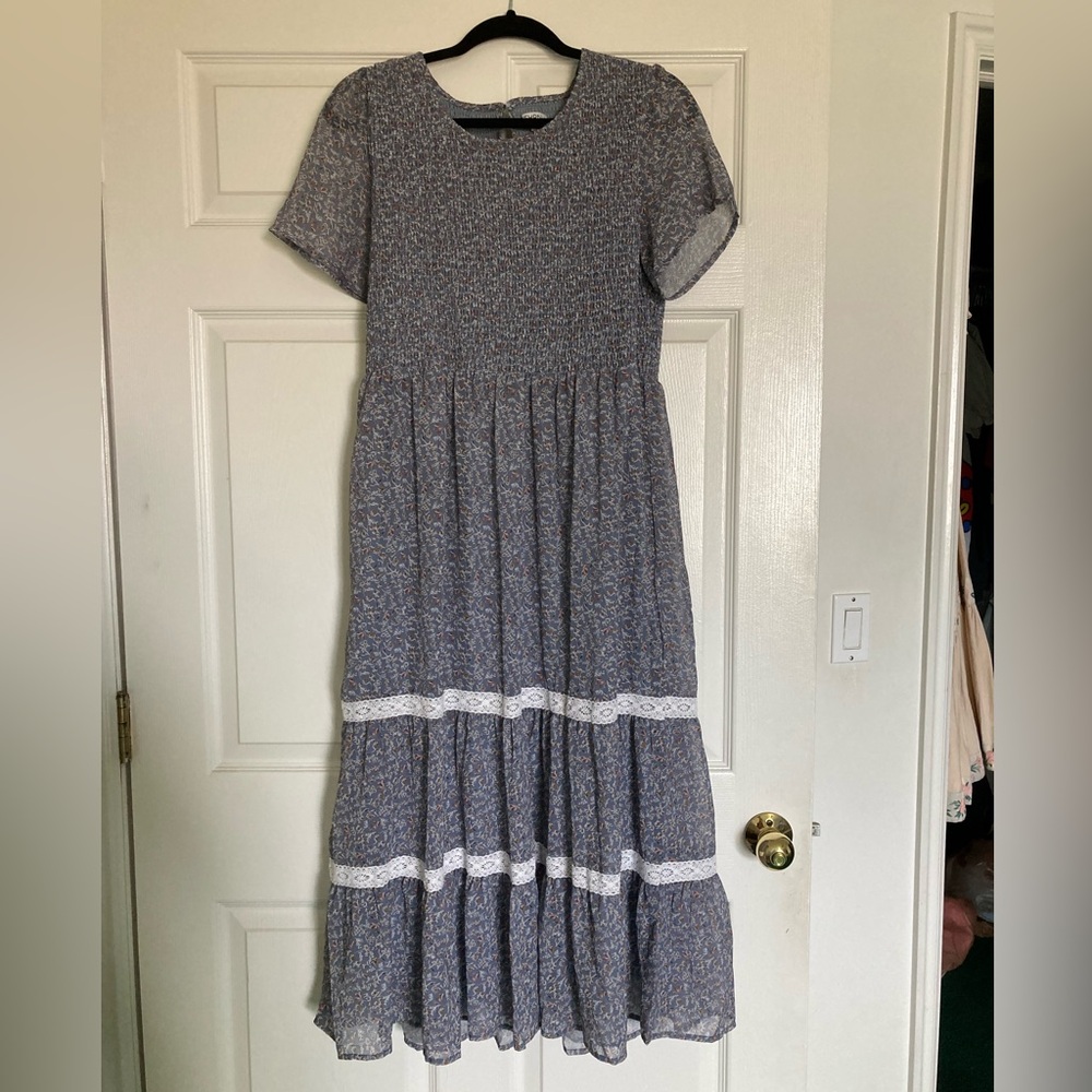 Chic Blue Floral Midi Dress with Lace Accents